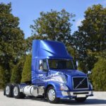 El camión Volvo VNL 300 cuenta con la cabina menor, sin dormitorio, para la distribución pesada.