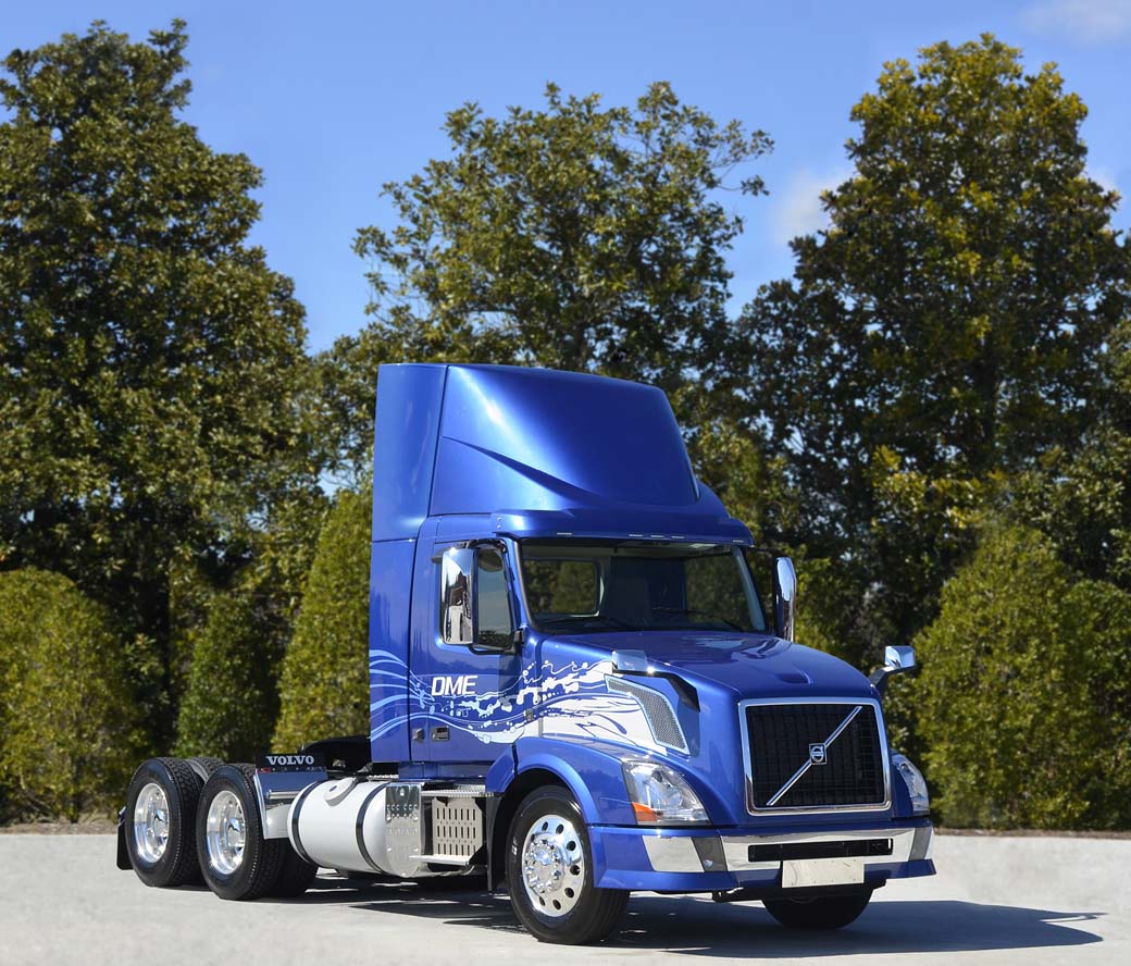 El camión Volvo VNL 300 cuenta con la cabina menor, sin dormitorio, para la distribución pesada.