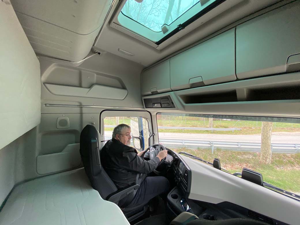 Al volante del F-MAX nos agrada la amplitud de su cabina.