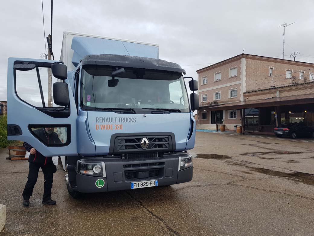 La puerta acristalada del Renault Serie D Wide 320 8DTI facilita la visibilidad en maniobras y conducción urbana.