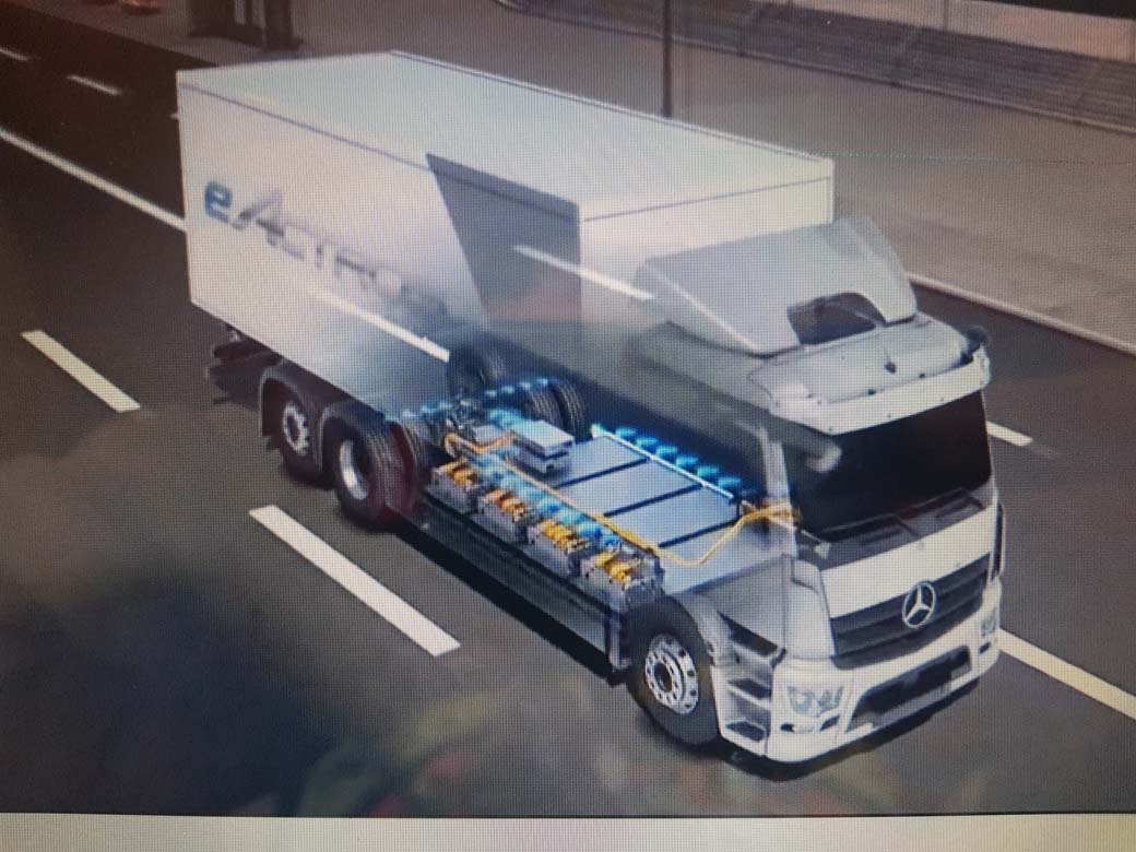 eActros de Mercedes Benz Trucks estará en el mercado en 2023 con 500 kms de autonomía alimentado por baterías.