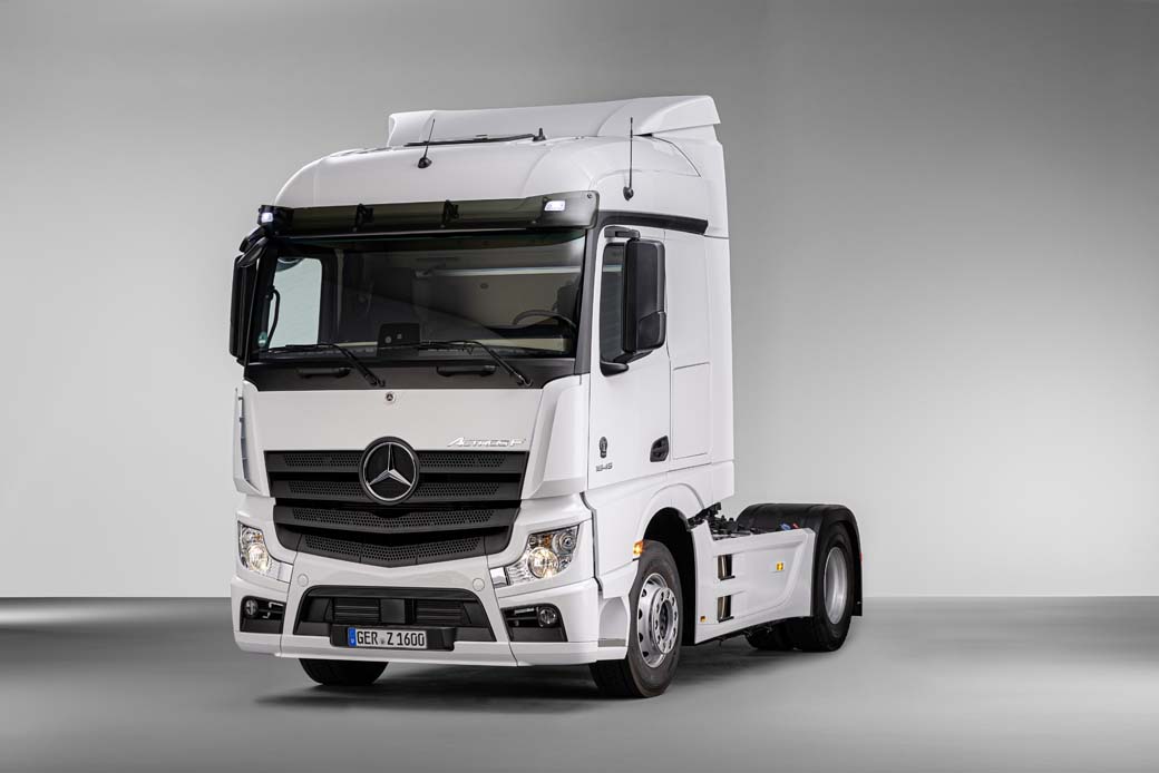 La tractora Mercedes Benz Actros F en versión 1845 LS.