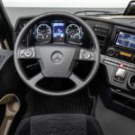 El Actros F 1845 es una versión simplificada sin el puesto de conducción digital.