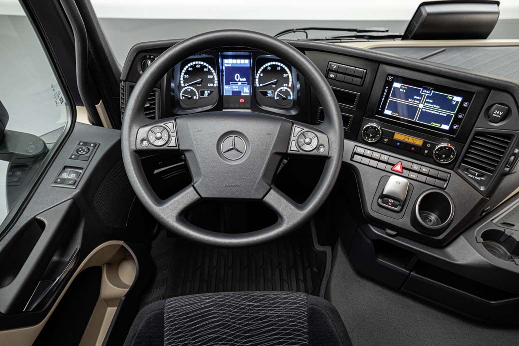 El Actros F 1845 es una versión simplificada sin el puesto de conducción digital.