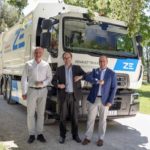 Responsables de Renault Trucks en España junto al de la empresa Urbaser en la entrega del camión Renault D Wide ZE eléctrico en nuestro país.