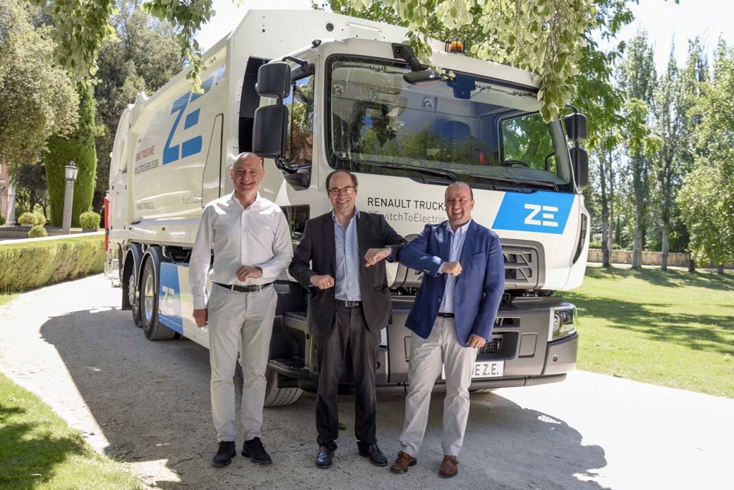 Responsables de Renault Trucks en España junto al de la empresa Urbaser en la entrega del camión Renault D Wide ZE eléctrico en nuestro país. 