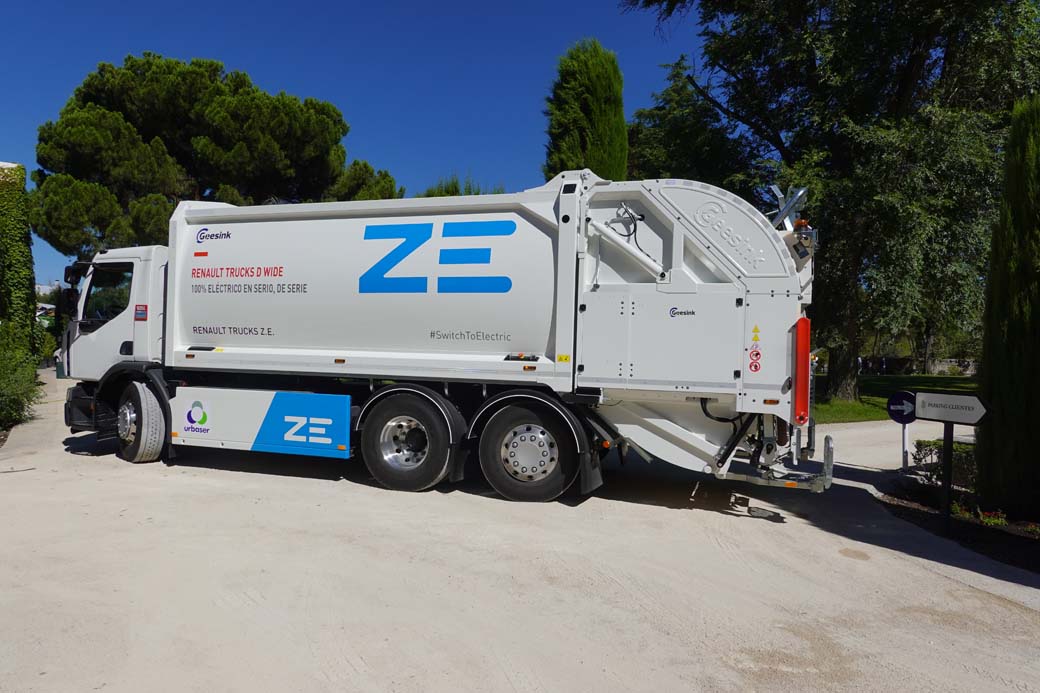 El Renault D Wide ZE 6X2 eléctrico mantiene todas las funcionalidades de un camión recolector con motor convencional.