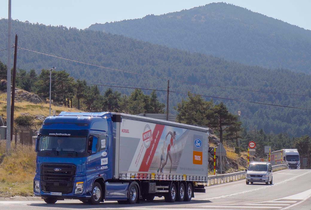 La tractora F-MAX de Ford Trucks cargada con 40 toneladas se desenvuelve muy bien en puertos de montaña.