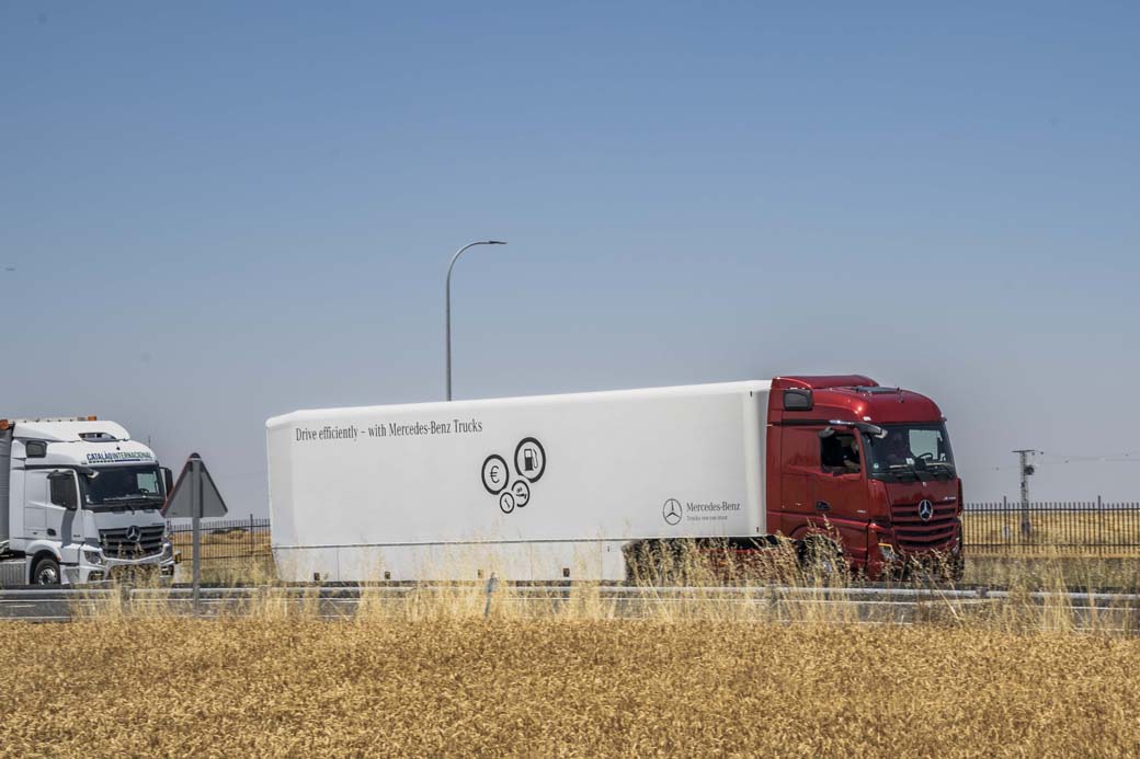 Las ayudas electrónicas a la conducción, junto a la eliminación de los espejos retrovisores y la buena aerodinámica convierten a este Mercedes Benz Actros 1851 LS Bigspace en todo un campeón del consumo.