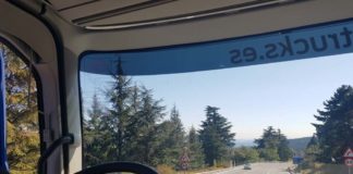 Subiendo el Alto del León N-VI desde la cabina de un tráiler con 40 toneladas En puerto de montaña el camión sube muy bien y la potencia de frenada sumadas del intarder más freno motor alcanza los 1.000 kw.