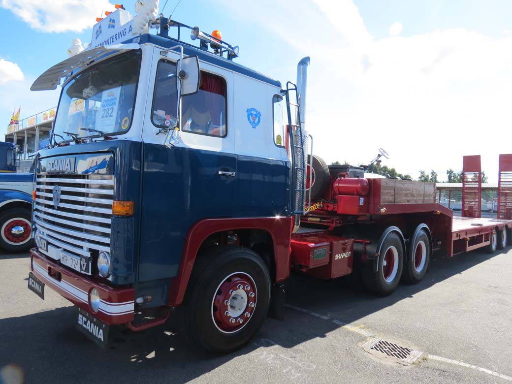 Las primeras series Scania 140 y 141 gozaron de un motor V8 de 14 litros con 350 CV de potencia máxima.