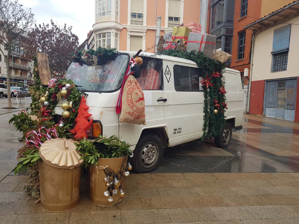 Felices Fiestas y un excelente 2021 a salvo de pandemias para todos. Furgón Mercedes Benz navideño.