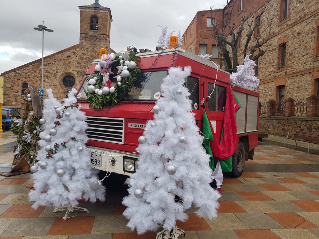 Felices Fiestas y un excelente 2021 a salvo de pandemias para todos. Camión Santana 2000 navideño.