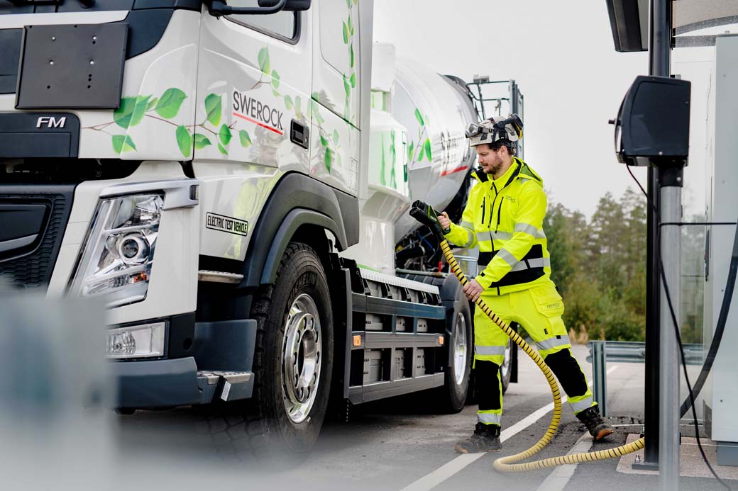 La recarga eléctrica de un camión pesado, como este Volvo FMX, será cada vez más común.