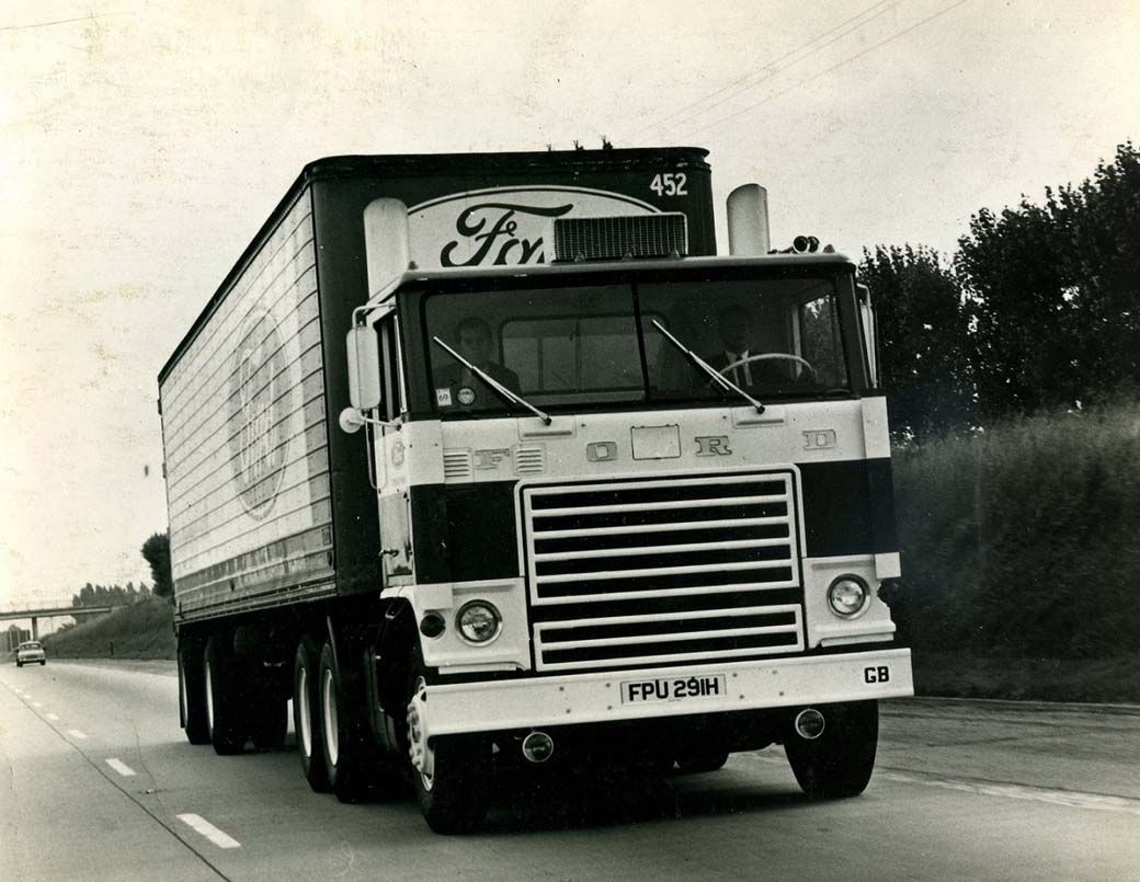 Tractora Ford W-1000 con motor turbina de gas en su gira de exhibición de 1968 por el Reino Unido.