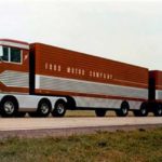 El conjunto del Big Red de Ford era un doble trailer de 33 metros de longitud y 9 ejes en total.