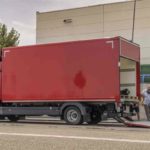 El Mercedes Benz Atego 1230 furgón con plataforma elevadora ofrece cerca de 7 toneladas de carga útil.