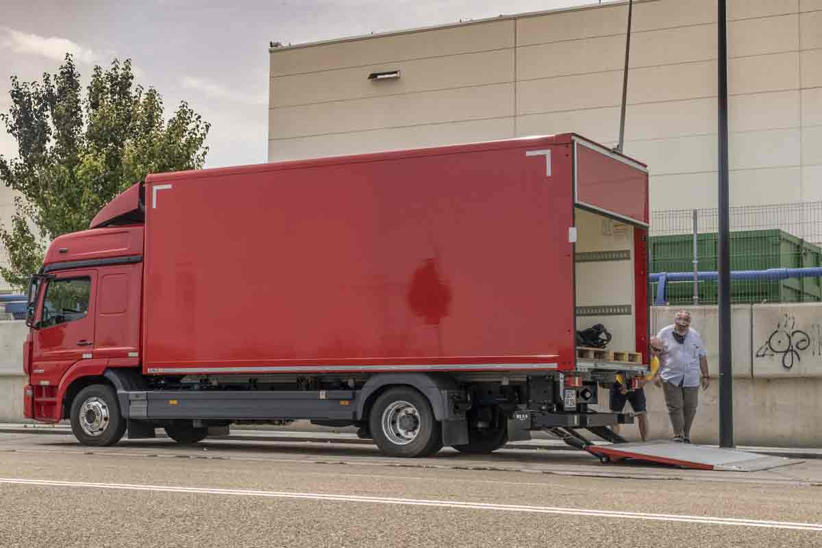 El Mercedes Benz Atego 1230 furgón con plataforma elevadora ofrece cerca de 7 toneladas de carga útil.