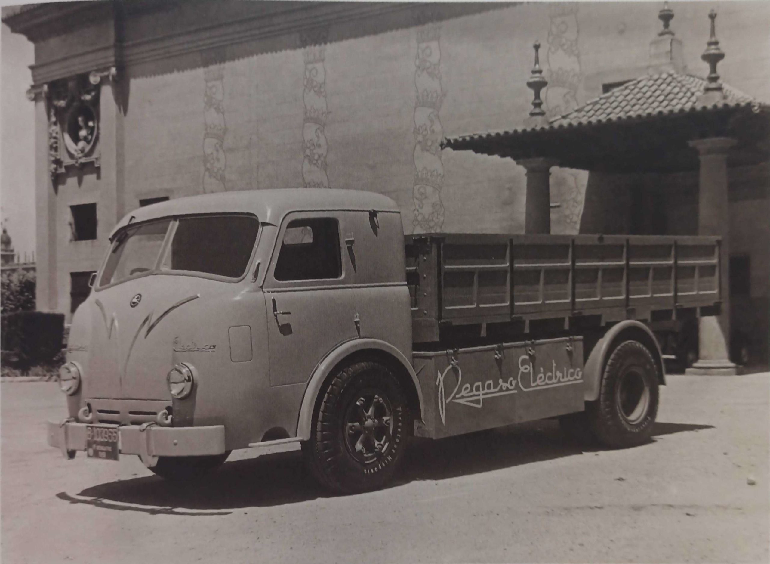 Prototipo Pegaso Eléctrico Z-601 en las instalaciones feriales de Barcelona Montjuïch en 1951.