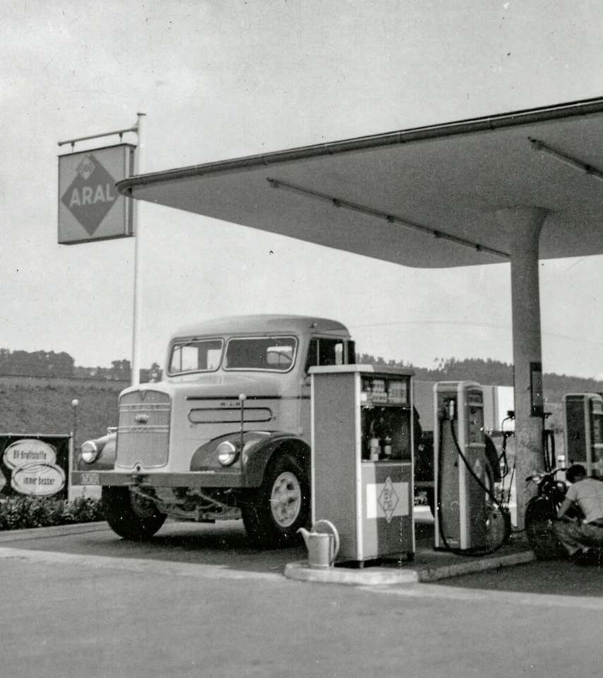 Camión MAN F8 de 1951 repostando en una gasolinera de la red de autopistas alemanas.