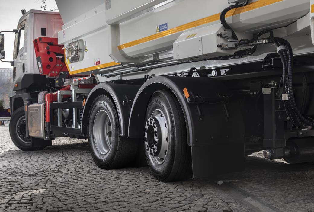 La gama de rígidos Ford Trucks Legacy crece con versiones como este 6X2 con tercer eje directriz.