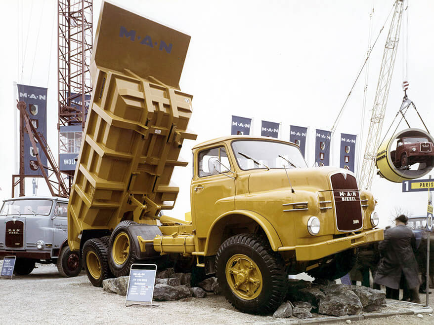 La cadena cinemática de este MAN dúmper 6X6 presentado en el BAUMA de 1965 tenía sus orígenes en modelos el camión militar desarrollado por la marca en 1940.