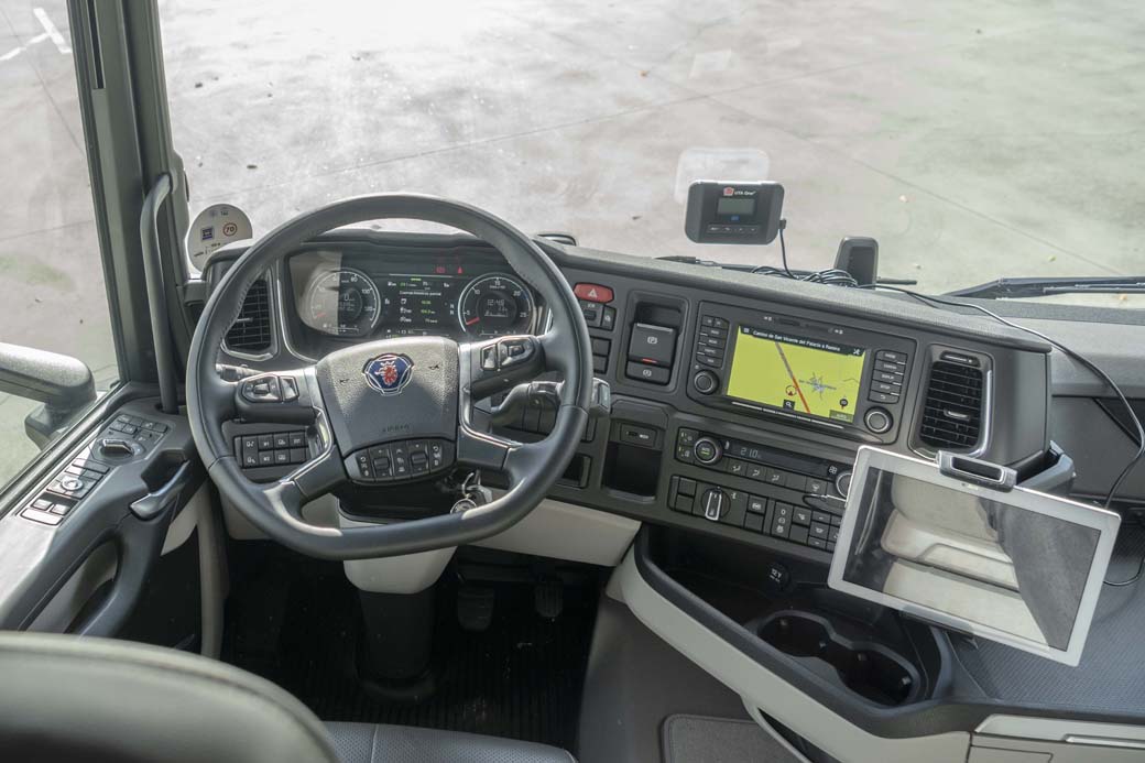 Puesto de conducción del Scania R 540.